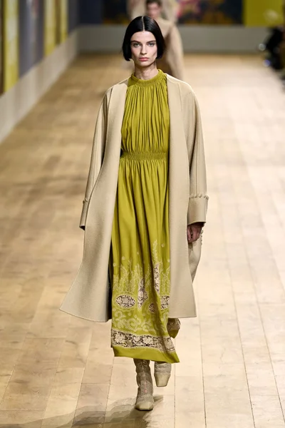 Look 10